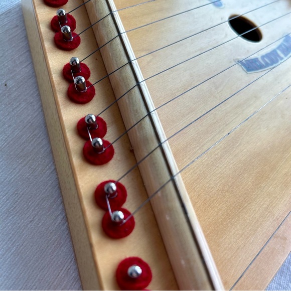 MELODY HARP w/ tuning instrument, 12 song cards and red zipper case. excellent ! - Picture 3 of 4